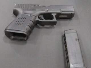 Pistola vendida em loja de Campo Grande; arma tem preço a partir de R$ 4.800. (Foto: Aline dos Santos/Arquivo)