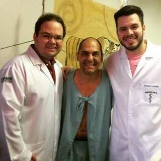Carlão entre dois acadêmicos de Medicina e ex-alunos, Paulo Tairo e Ricardo Brites. (Foto: Arquivo Pessoal)