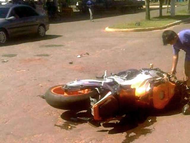 Sem capacete, motociclista de 27 anos bate em &ocirc;nibus e morre
