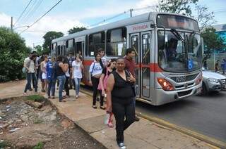 Ônibus chegaram lotados ao local da prova. (Foto: Marcelo Calazans)