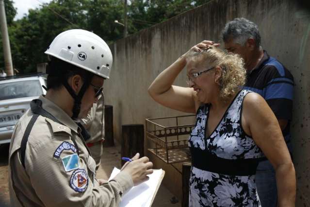 Muro de casa &eacute; derrubado por carro pela 4&ordf; vez e moradores reclamam