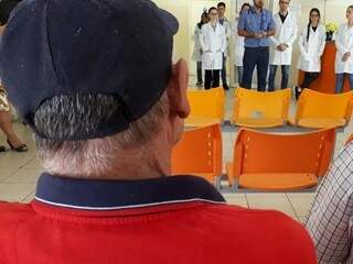 Homem acompanha palestra sobre cuidados para prevenção ao câncer em unidade de saúde da Capital. ((Foto: Divulgação)