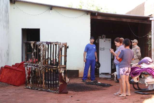 Casa &eacute; arrombada e destru&iacute;da parcialmente pelo fogo no Nova Lima