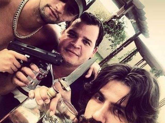 Com armas e bebida nas m&atilde;os, Munhoz e Mariano revoltam f&atilde;s no Instagram