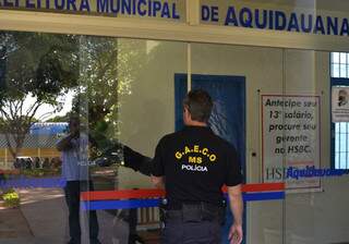 Agente do Gaeco na prefeitura de Aquidauana. (Foto: Rhobson Lima, O Pantaneiro). 