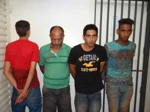 Pol&iacute;cia flagra dupla que assaltou pizzaria e prende envolvidos