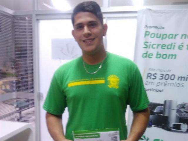 Jovem encontra R$ 2,5 mil em caixa eletr&ocirc;nico e procura dono 