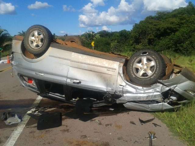 Carro capota, homem morre e mulher fica gravemente ferida na BR-356