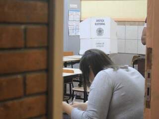 Mesária em uma das salas organizadas para receber eleitores (Foto: Marina Pacheco/Arquivo)