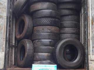 Os pneus, usados, lotavam o compartimento de carga do caminhão. (Foto: Divulgação/PMR) 