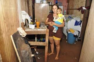 Famílias vivem em condições precárias em áreas invadidas em Campo Grande (Foto: Marcelo Calazans)