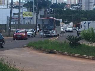 Trânsito intenso na Rua Joaquim Murtinho onde ônibus quebrou (Foto: Guilherme Henri)
