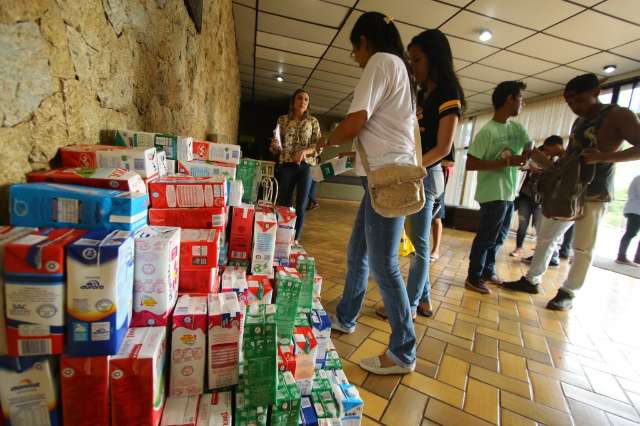 Lotado, aul&atilde;o para Enem garante 800 litros de leite para entidades