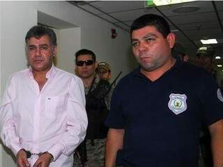 Jarvis Gimenes Pavão no momento em que era levado para quartel da polícia (Foto: Última Hora)