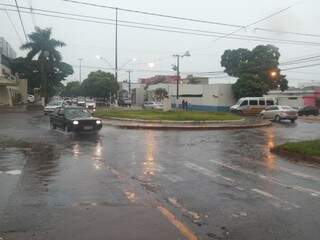 Em Dourados, choveu 80.2 mm de ontem para hoje (25). (Foto: Gizele Almeida/ Dourados News)