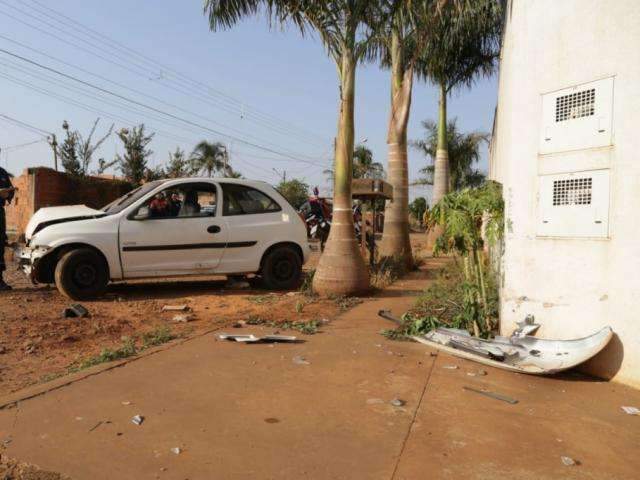 Condutor perde controle e destr&oacute;i carro em muro no Jd. Centen&aacute;rio