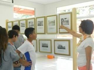 Estudantes de escolas públicas visitam exposição. (Foto:Divulgação)