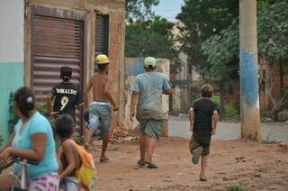 Adolescentes e jovens correm para cercar mercado onde acusado foi recolhido (Foto: Marcelo Calazans)