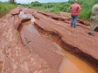 Estrada vicinal ficou intransitável por erosão causada pela chuva neste mês (Foto: Eliton Santos/Impactonews)