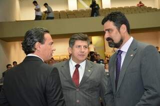 Promotor Sérgio Harfouche com Lídio Lopes e Marquinhos Trad, durante sessão na Assembleia (Foto: Roberto Higa/ALMS)