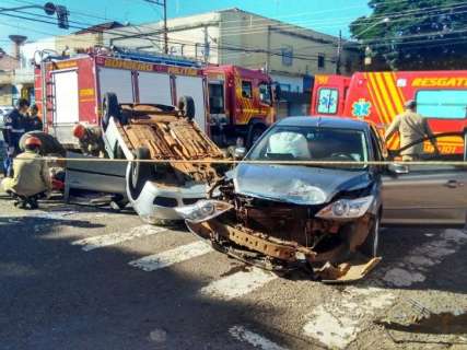 Carro capota e 1 pessoa fica ferida em acidente na Maracaju com 13 de Maio