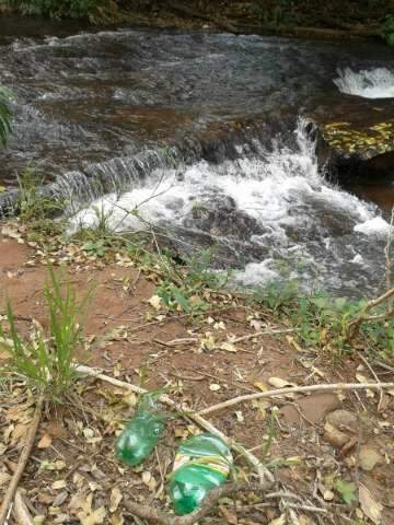 Perto da Capital, cachoeira Ceroula atrai visitantes, mas lixo assusta