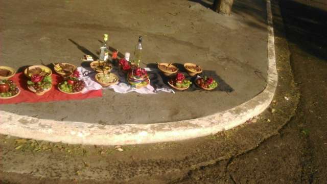 Moradores de bairro ficam assustados com produtos de ritual religioso em esquina