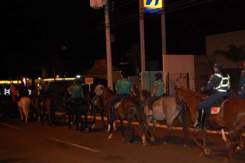 Em homenagem a São Jorge, cavaleiros da Polícia Militar participam de cavalgada 