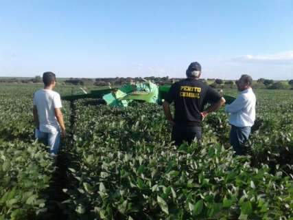 Queda de avião agrícola em lavoura de soja deixa piloto ferido