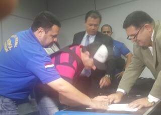 Ex-prefeito de Ypejhú assina documento ao ser entregue a autoridades paraguaias (Osvaldo Cáceres/ABC Color)