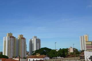 Em Campo Grande, tempo claro e poucas nuvens. (Foto: Simão Nogueira)
