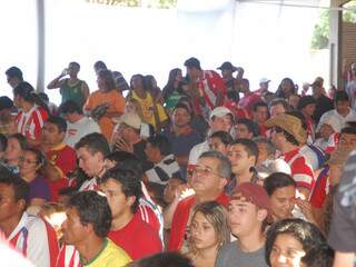 Torcedores assistindo jogo do Paraguai na Colônia.