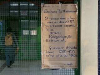 Cartaz afixado na Escola Iracema informava sobre o adiamento (Foto: Henrique Kawaminami) 