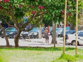 Moradora de rua na frente da igreja Santo Antônio (Foto: Paulo Francis)