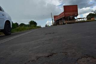 Os caminhoneiros reclamam do serviço mal feito na rodovia (Foto: Simão Nogueira)