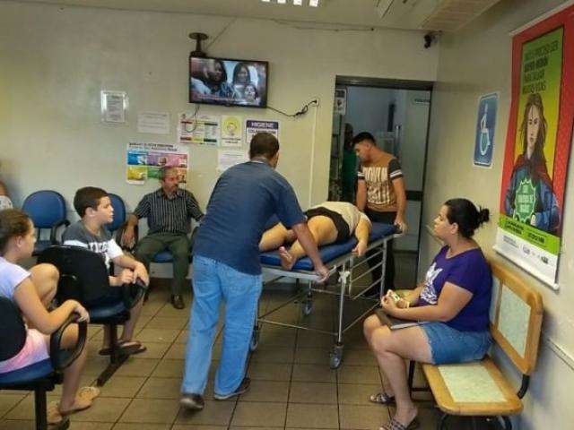 Jovem &eacute; baleada na barriga durante roubo em com&eacute;rcio