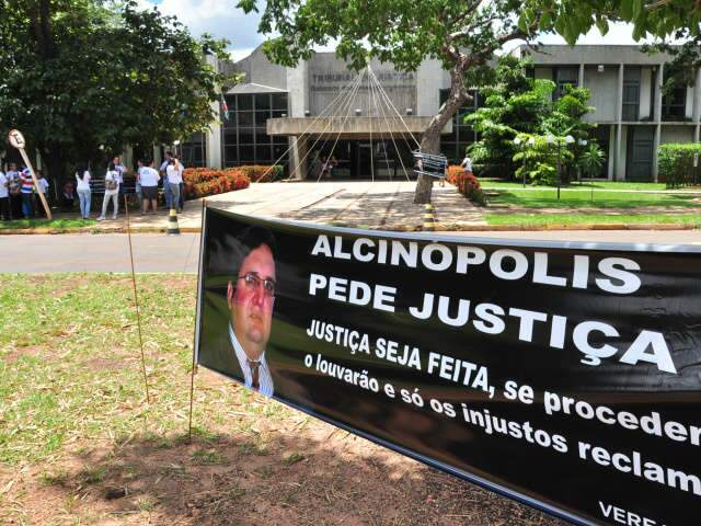  Defesa quer anular den&uacute;ncia contra prefeito afastado por morte de vereador