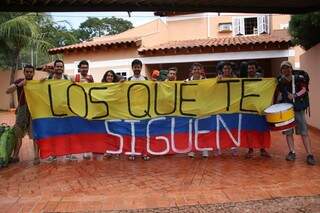 Grupo de 11 colombianos deixam Campo Grande com sorriso no rosto. Por aqui entraram e daqui saem rumo a Belo Horizonte. 
