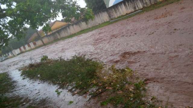 Temporal causa queda de telhados de escola e empresa na Capital