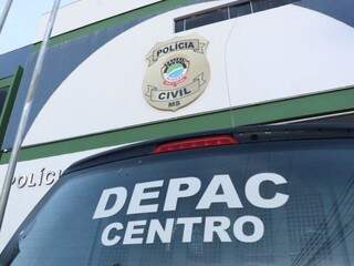 Condutores foram encaminhados à delegacia da região central de Campo Grande (Foto: Henrique Kawaminami)