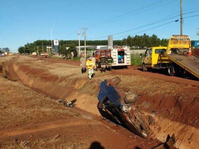 Condutor fica em estado grave ap&oacute;s Voyage sair da pista e capotar na 163
