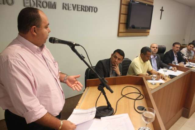 Sem receber h&aacute; 90 dias, empresa estuda suspender coleta de lixo