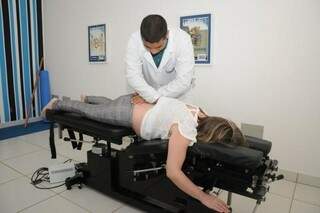 Avaliação feita por fisioterapeuta usa maca especialmente desenvolvida para tratar hérnia de disco.