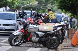 Com falta de estacionamentos, motociclistas têm que recorrer aos guardadores. (Foto: Alcides Neto)
