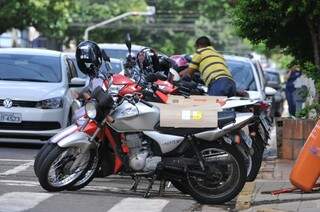 Vagas somem no Centro e estacionar moto na rua vira &quot;bom neg&oacute;cio&quot;