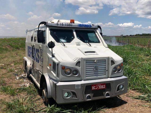 Bando que atacou carro-forte fugiu para Paraguai, mas sem dinheiro