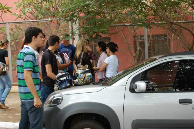  Acad&ecirc;mico flagra bandidos roubando o carro enquanto ele assistia aula