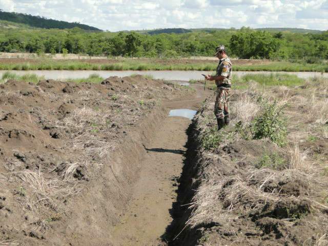  Pol&iacute;cia multa fazendeiro em R$ 90 mil por drenar brejo em Guia Lopes da Laguna
