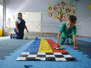 Criança brincando em escola que oferece colônia de férias, uma das alternativas para o período (Foto: Paulo Francis)
