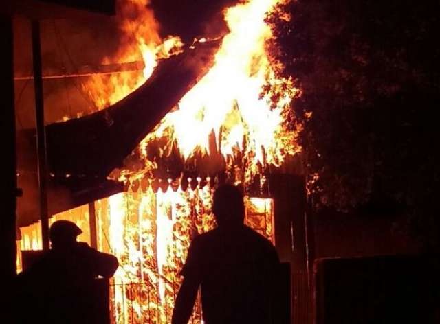 Inc&ecirc;ndio destr&oacute;i im&oacute;vel abandonado ao lado de dep&oacute;sito de g&aacute;s 